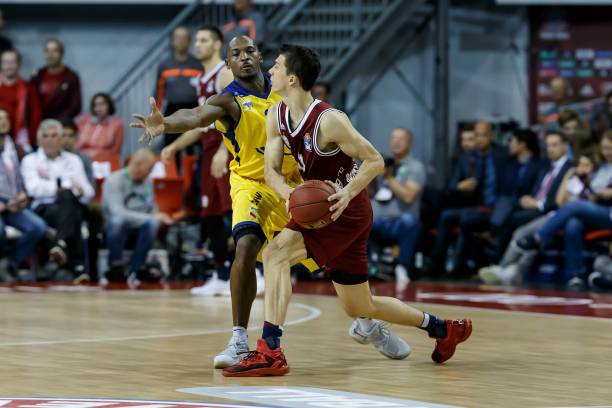 疑是引人注 疑是引人注