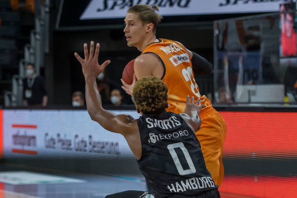 他如闪电般 他如闪电般